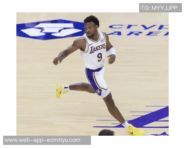 布朗尼坦言上场机会有限期待通过努力防守赢得更多信任与时间